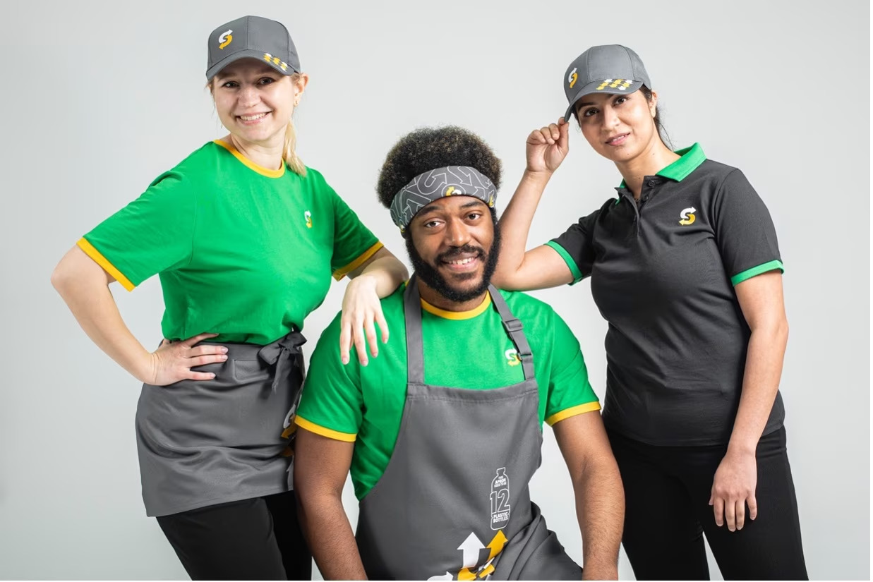 Subway Lanseaz O Nou Uniform Pentru Angaja i Realizat Din Sticle De Subway Lanseaz O Nou Uniform Pentru Angaja i Realizat Din Sticle De